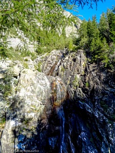 2017-08-23 · 09:04 · Traces des Dinosaures Cascade de Barberine · Alpes, Préalpes de Savoie, Aiguilles Rouges, FR · GPS 46°3'17.62'' N 6°56'10.77'' E · Altitude 1321m